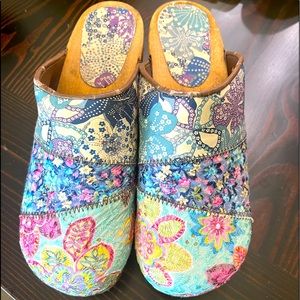 Boho wooden clogs with fabric patchwork top. Size 10-ish